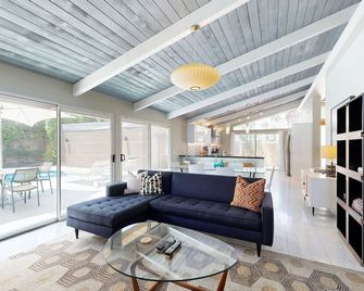 Completely-updated, family-friendly home w/ private pool and spa - פאלם ספירנגס - סלון