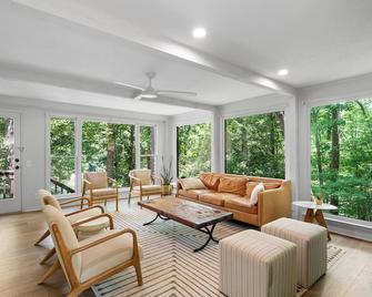 Echo Point: 3 Br, 2.5 Ba House In Jasper, Sleeps 12 - Jasper - Living room