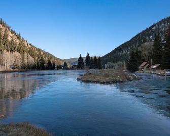 Dog-friendly cabin with wood stove, private hot tub, & riverside firepit - South Fork - Piscina