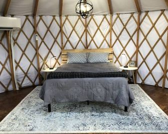 The Bluebonnet Yurt is a romantic yurt getaway with private outdoor shower - Emory - Habitación