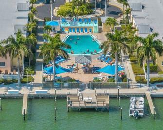2 Bed-1 Bath With Sunroom, Private Pool And Beach Access! - Clearwater Beach