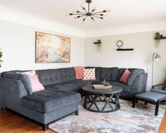 Best of both worlds! Stylish home minutes from Downtown with all the amenities! - Birch Run - Living room