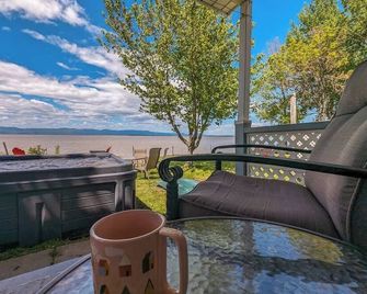 Chalet #2 Waterfront with Spa Fireplace Wifi & AC - Cap-Saint-Ignace - Balcony