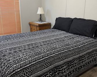 Cozy 3-bedroom mobile home in the Spring Creek Area just north of Pierre. - Pierre - Bedroom