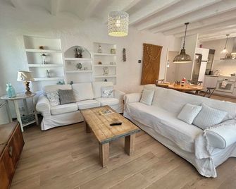 Formentera a la Costa Brava amb BBQ i jardí - Sant Antoni de Calonge - Living room