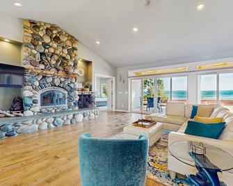 A panoramic Pacific Northwest retreat with unforgettable views - Camano Island - Living room