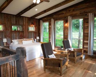 The Water Villa - New! @millcreekcabinswi - Richland Center - Habitación