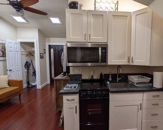 Furnished 1 bedroom above garage, Deck, A/C, downtown Placerville. - Placerville - Kitchen