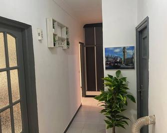 Never give up - Oran - Hallway