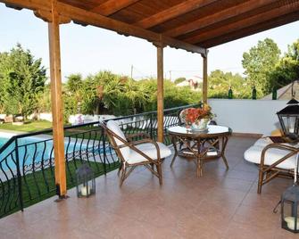 Villa John Dimeon Kato Achaia With Pool - Happy Rentals - Kato Achaia - Balcon