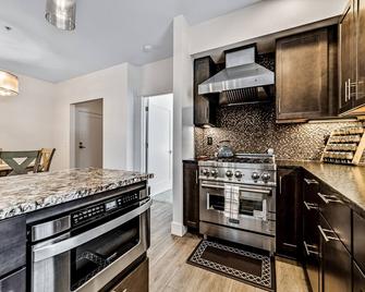 Sunny apt with fireplace, partial water views, washer/dryer, grill & AC - Gold Beach - Cucina