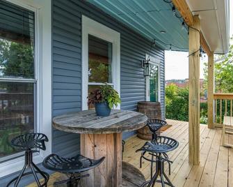 This house is a 2 bedroom(s), 1 bathrooms, located in Frankfort, KY. - Frankfort - Patio
