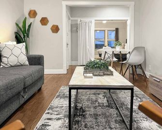 Roscoe Retreat · Cozy 2BR in Chicago - Chicago - Living room