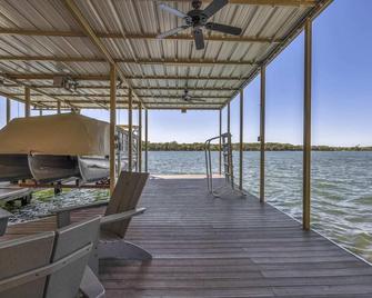 Westwind- Lakefront w/ Views, Boat Dock, & Kayaks - Kingsland