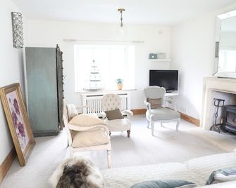 Large Pretty Farmhouse 2 mins from Burford, Cotswolds ,Pet friendly. Big Garden - Burford - Stue