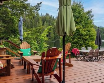North Lake Waterfront Home - Egmont - Innenhof