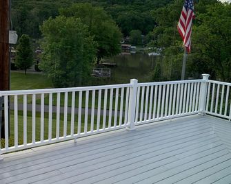 Lake Whitetail Cottagebr3/2 with a carport & large back porch. br - Waverly - Balcón