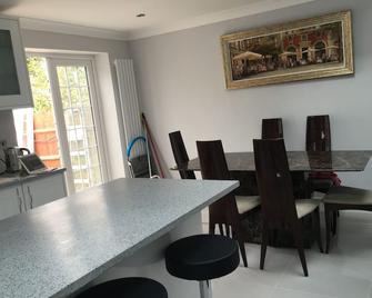 Double room with private bathroom - Hounslow - Dining room