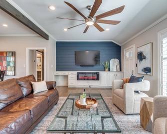 Cozy 3-bedroom house in charming Lewisville with WiFi, AC - Lewisville - Living room