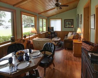 Waterfront Lake Kerr Cottage- Jones - Fort McCoy - Comedor