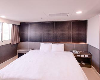 Kiwi Express Hotel-Taichung Station Branch 1 - Taichung City - Bedroom