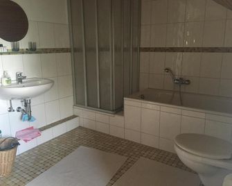 Fair & the City - דיסלדורף - חדר רחצה