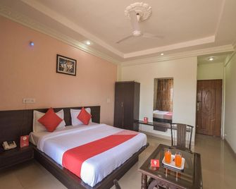OYO 13151 Hotel Om Palace - Lonavala - Bedroom
