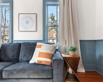 Stuga House: A historic Carver cottage right on hiking and biking trails - Carver - Sala de estar