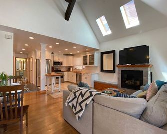 Woodside Getaway by AvantStay Character Home Close To Park City Resort w Hot Tub - Park City - Living room