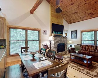 Peaceful, family-friendly retreat w/nearby forests & golf course - Young Harris - Dining room