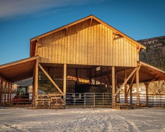 Pet Friendly Contemporary Ranch Home with Stunning Views on Main Elk Creek! - New Castle - Edificio