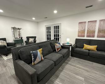 Spacious 3bd 2ba 5 Min To Niu Pets Welcome Fast Wifi - DeKalb - Living room