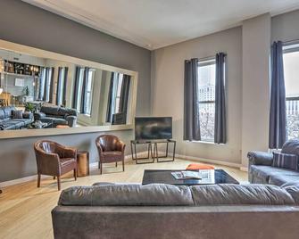 Dtwn Cleveland Loft-Style Condo Walk to Stadiums! - Cleveland - Living room