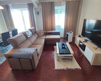 Almada, T2 apartment w balcony, Feijo, Lisbon - Almada - Sala de estar