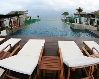 The Oriental Beach Resort - Rayong - Pool