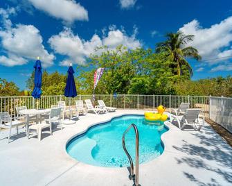 Waterfront Beach Houses with Dock & Heated Pool - Little Torch Key - Pool