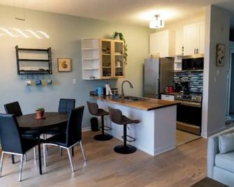 Catch of the Day- Waterfront Bachelor Condo - Tofino - Kitchen