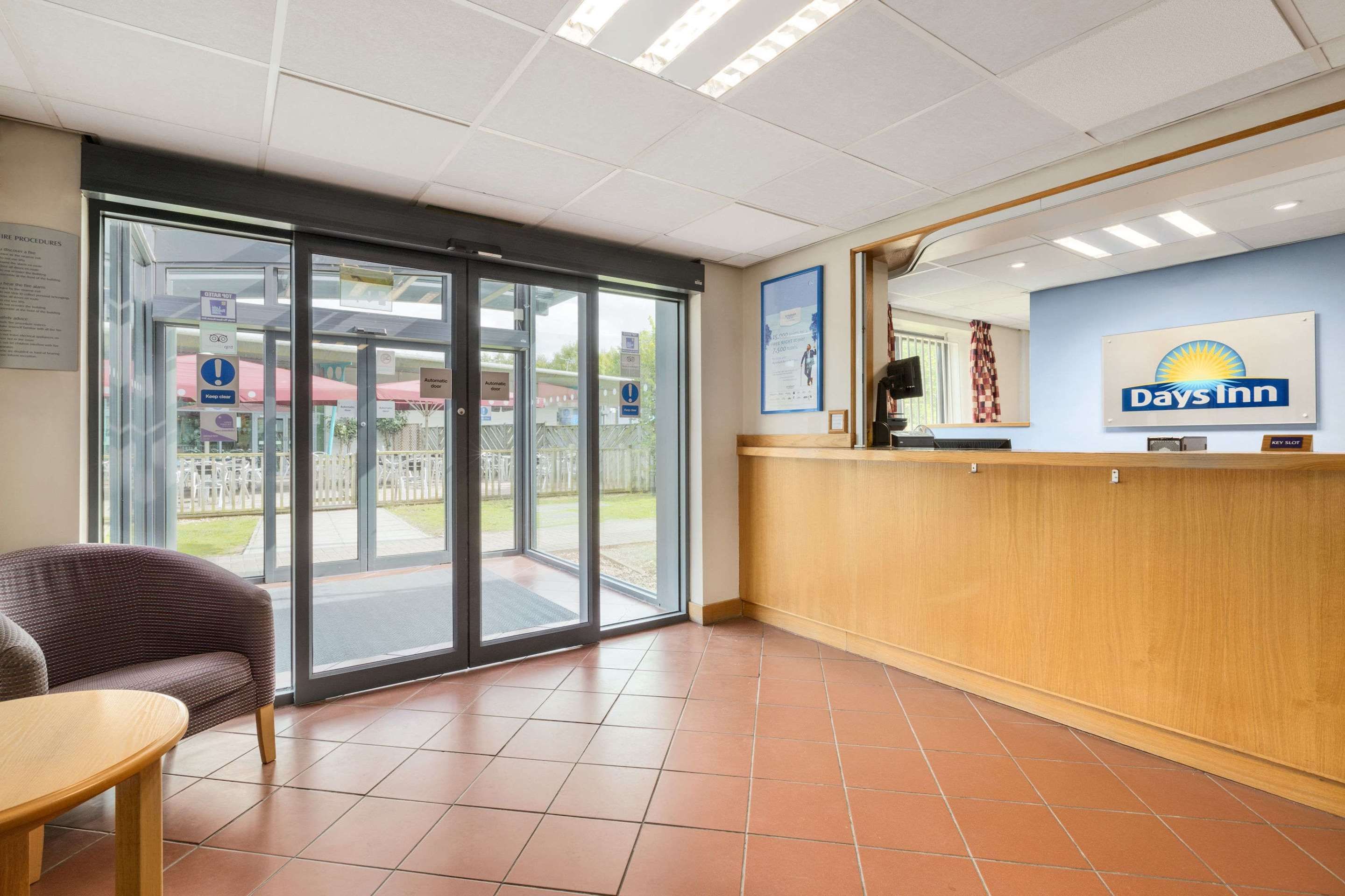 Days Inn by Wyndham Winchester M3 - Winchester - Rezeption
