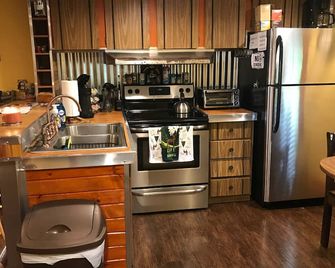 Peace and tranquilty await you at The Buck Shack - Uhrichsville - Kitchen