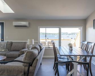 Charming Waterfront Cottage in Bristol, RI - Bristol - Restaurant