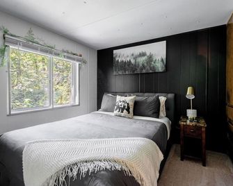 Hunts Hut: spa, riverfront view, generator, 15mi to ski hill! - Skykomish - Bedroom