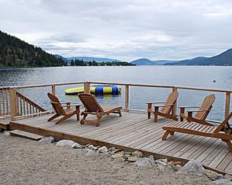 Family Paradise Lake View Cottage at La Casa Lakeside Cottage Resort - Fintry - Balcony