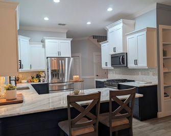 Spacious 5-bedroom farmhouse with AC, fitness room in charming North Fort Myers - North Fort Myers - Keuken