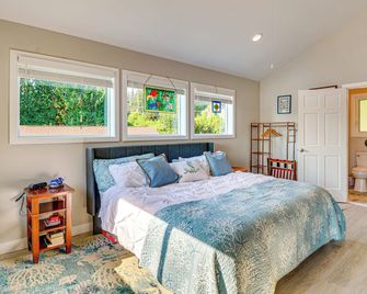 Studio w/ Bay View: Beach Access! Octopus's Garden - Bremerton - Soveværelse