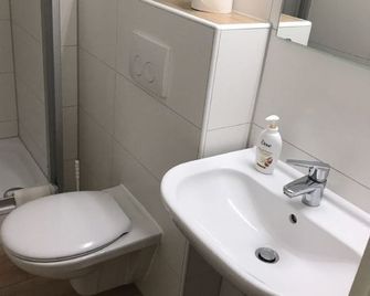 Hotel Km - Дармштадт - Ванна кімната