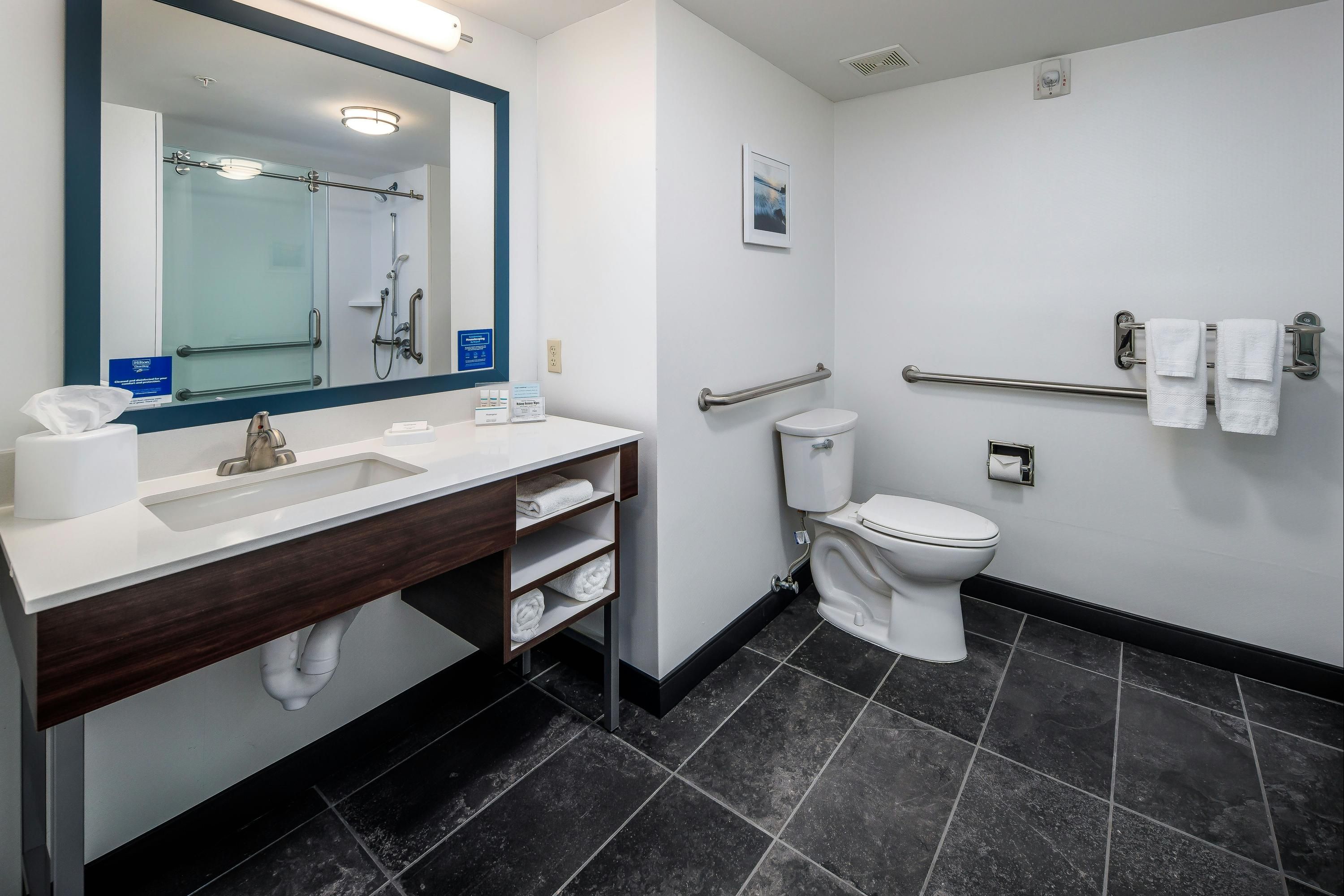 هامبتون إن أند سويتس نافار