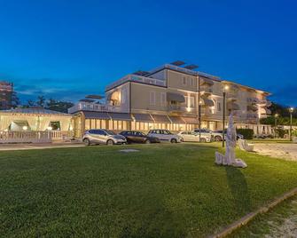 Hotel Coluccini - Marina Di Pietrasanta - Building