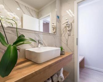 Hotel Maritimo - Makarska - Bathroom