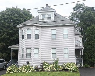 Cozy Family-sized 3 Bedroom Apartment - Methuen - Building