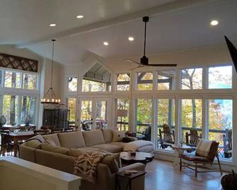 Newly remodeled 3-bedroom house with private hot tub, in welcoming Lake Toxaway. - Lake Toxaway - Lounge